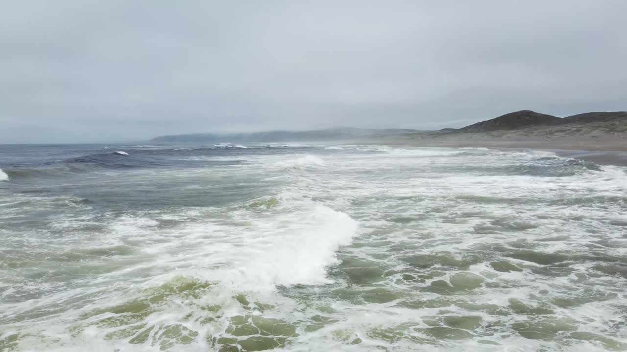 푸른 넓은 바다, 시원한 바람, 캘리포니아에 튀는 파도의 풀백 샷