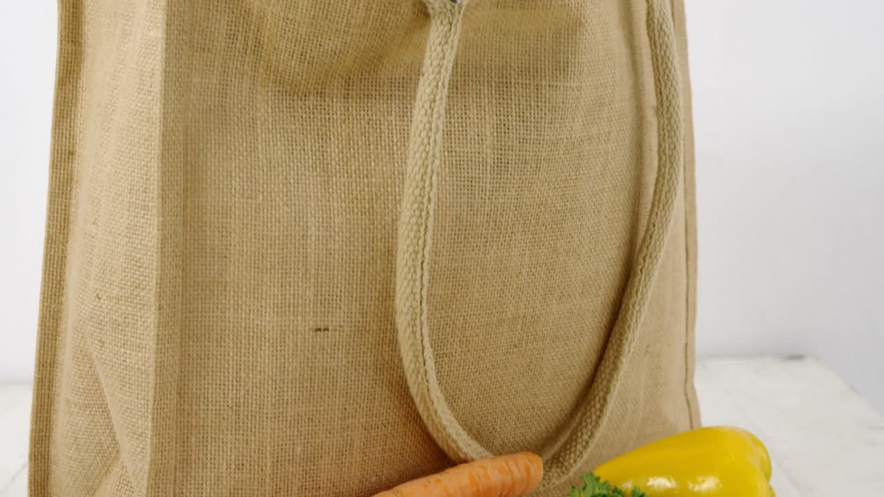 4k 테이블에 신선한 채소와 식료품 봉투