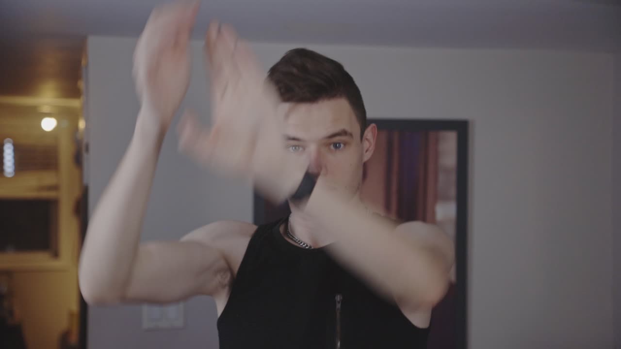 집에서 손목 확장 스트레칭 손가락 운동을하는 운동 남자