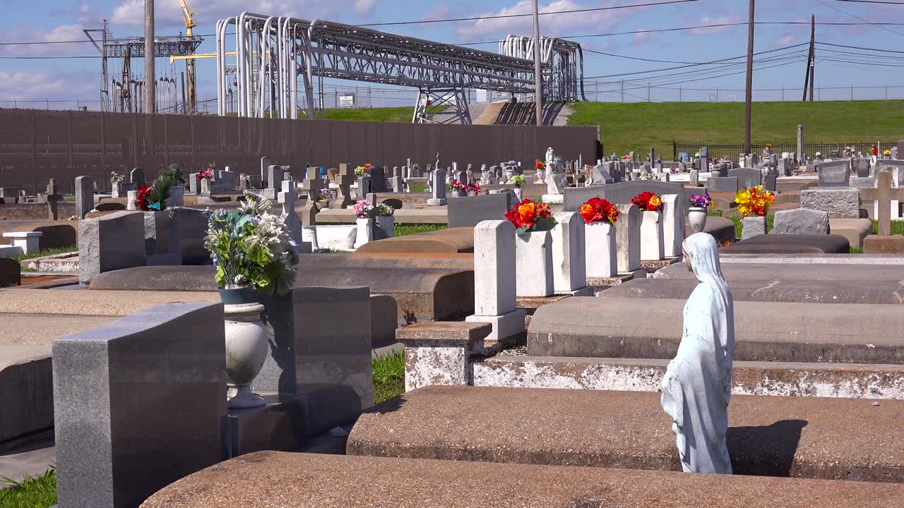 un cementerio o cementerio en louisiana existe junto a una enorme planta petroquímica 13