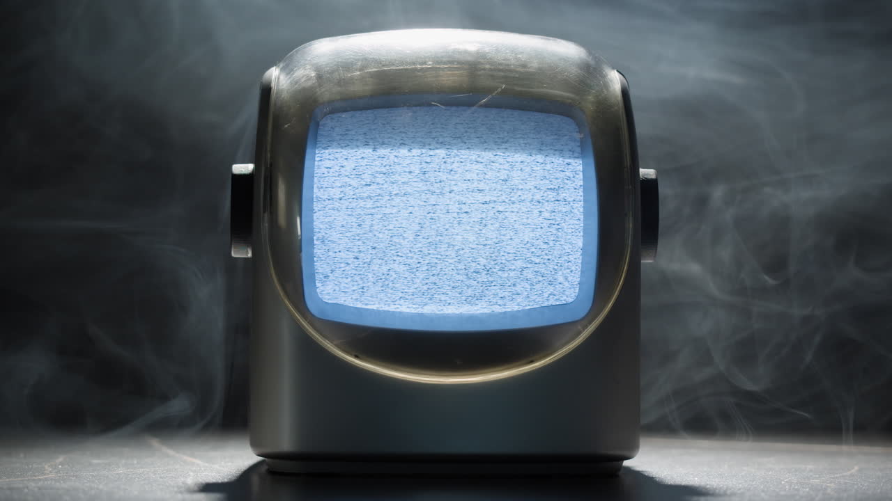 레트로 tv, 노스탈기적인 설정으로 빈티지 tv, 레트로 tv는 화면에 곡물을 표시합니다, 무서운 할로윈 밤 장치, 크로마 키 및 그린 스크린에 좋습니다.
