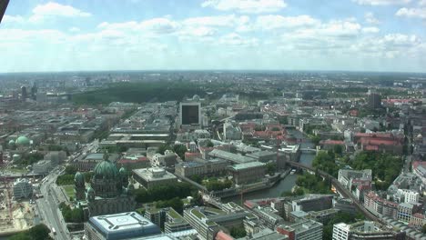 Langer-Luftblick-über-Berlin-Vom-Fernsehturm-Mit-Tiergarten-Und-Reichstag,-Deutschland