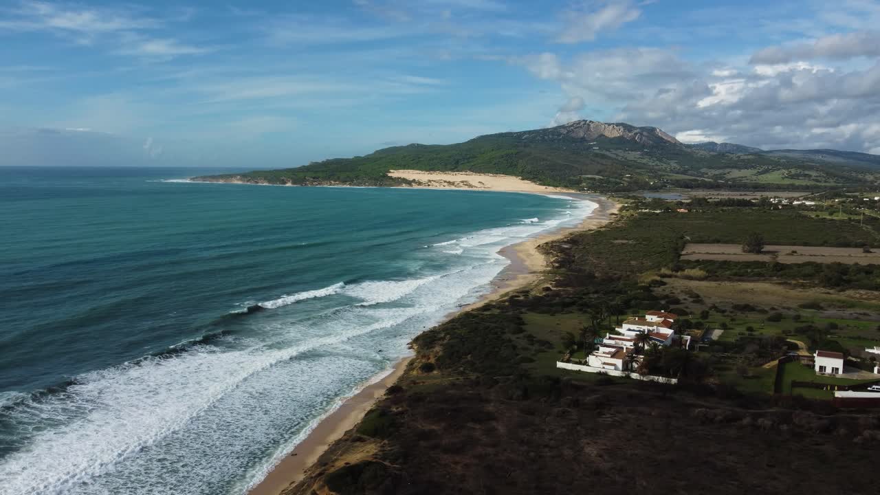 majestuosa bahía de españa con un pequeño pueblo de propiedades privadas, vista aérea