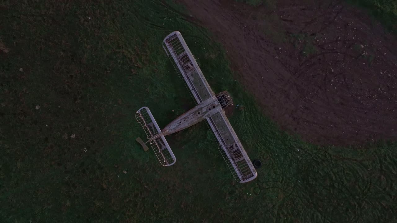 Un aereo abbandonato giace in un campo erboso all'alba, Kalimantsi, Bulgaria