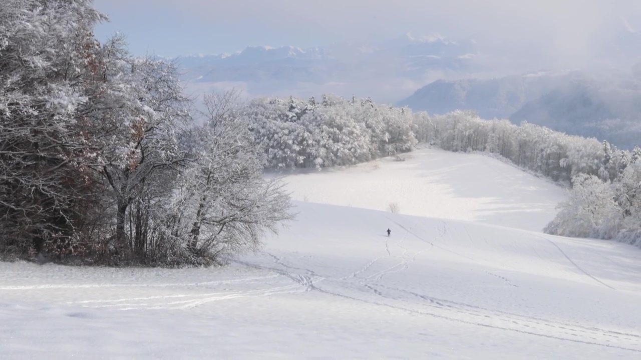 深い雪の中をバイクで走る男性、ウィンタースポーツ。