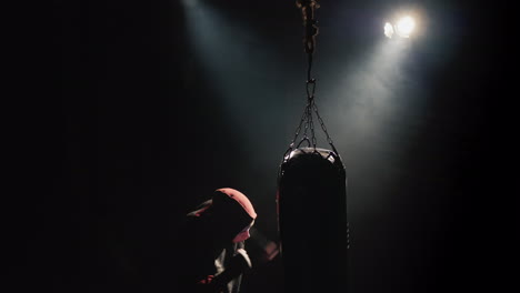 Trinity-Silueta-De-Luchador-En-El-Gimnasio---Golpea-Una-Pera-De-Boxeo