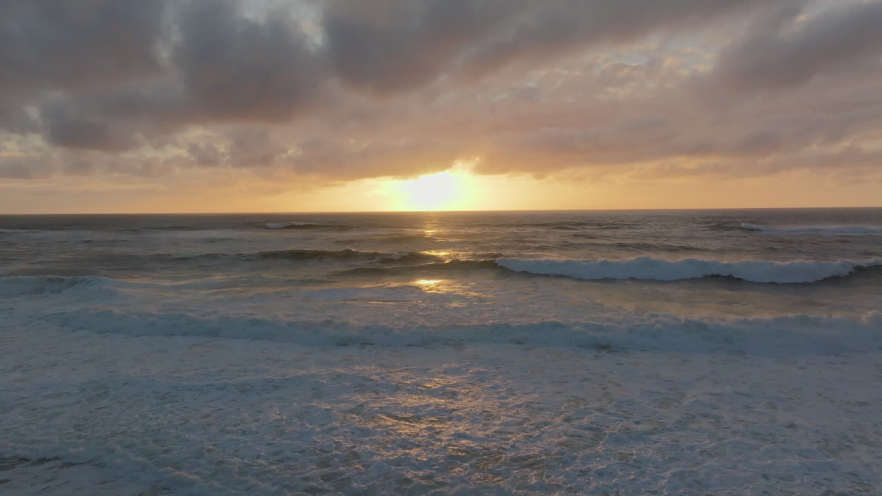 impresionante puesta de sol sobre las olas del océano
