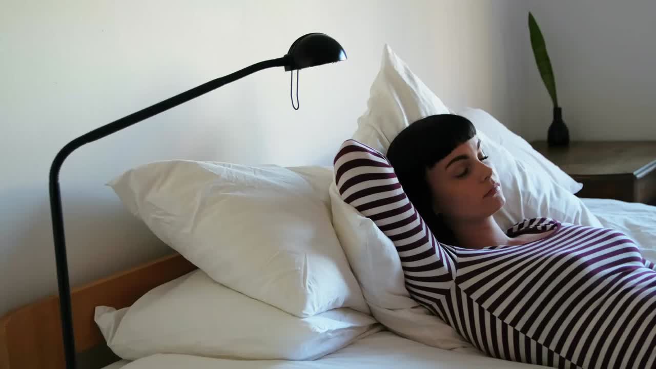 집의 침실에서 잠을 자는 여자 4k