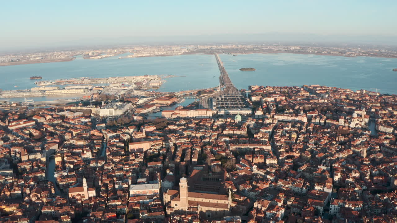 일출 때 베니스 기차역의 시네마틱 슬라이더 드론 샷