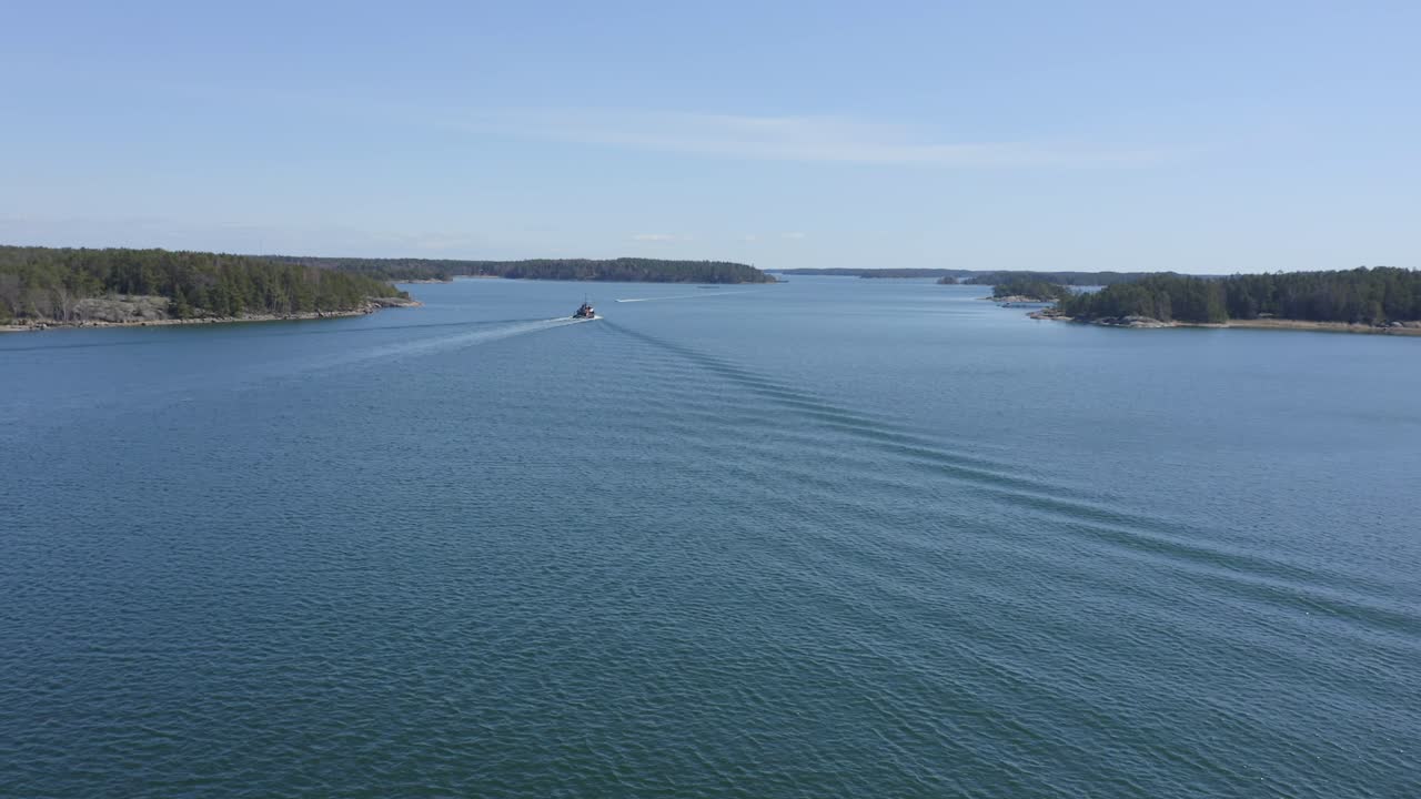 핀란드 군도 페어웨이 (finnish archipelago fairway) 에서 앞서가는 견인선