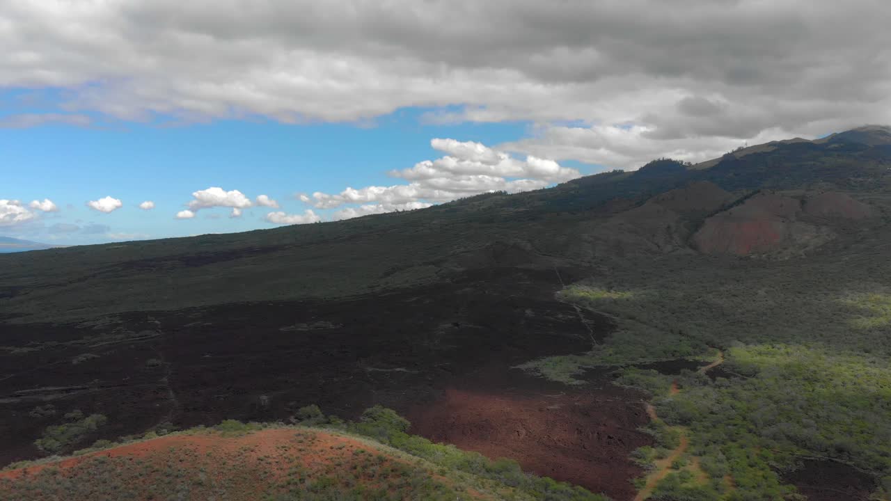 4k drone maui upcountry en la autopista 31 mirando hacia la montaña haleakala