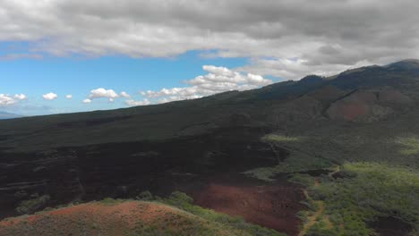 4k-Drone-Maui-Upcountry-En-La-Autopista-31-Mirando-Hacia-La-Montaña-Haleakala