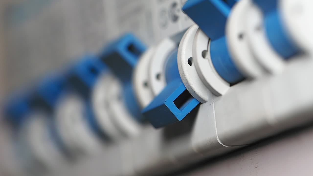 persona que trabaja en el panel eléctrico