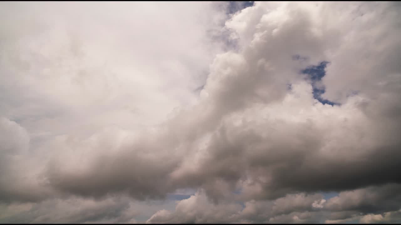imágenes b roll timelapse cielo y nubes negras en clima lluvioso nubes truenosas. lluvia de verano. efecto de calentamiento global lluvioso tormenta negra dramática 4k timelapse