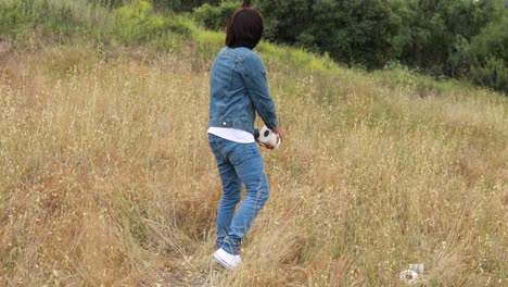 un hombre arroja papel higiénico a una mujer como una pelota de fútbol en un campo durante la epidemia pandémica del coronavirus covid19