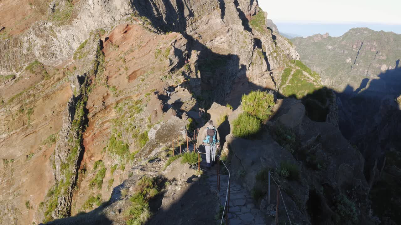 hombre con mochila trekking en el sendero de montaña pico arieiro en la isla de madeira