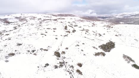 Vista-Aérea-De-La-Montaña-Nevada-De-Invierno