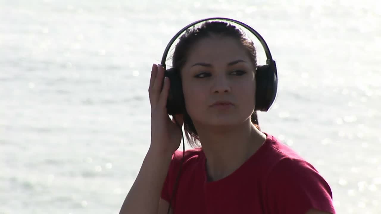 Donna che ascolta musica