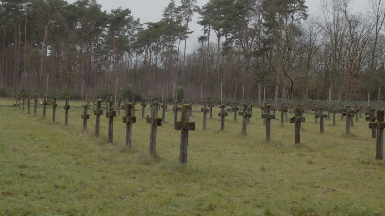 panorámica sobre un gran cementerio abandonado con hileras de antiguas lápidas