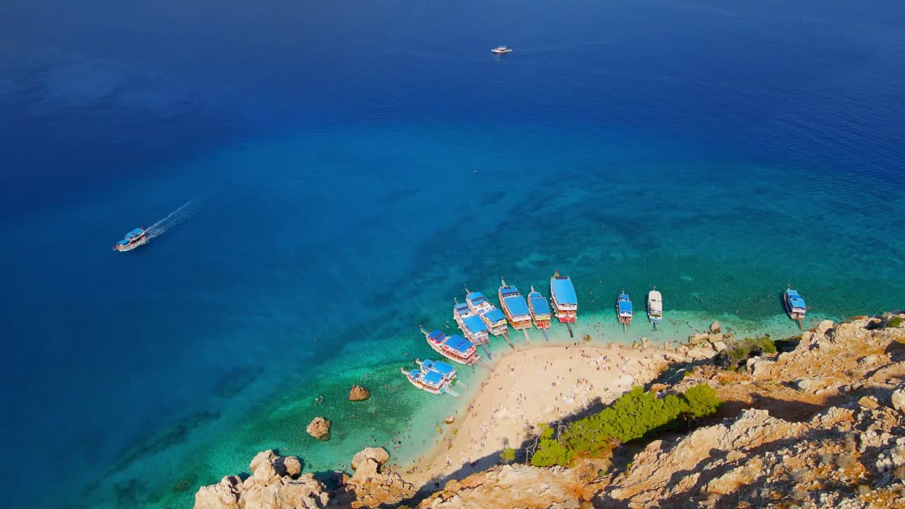 Veduta aerea in 4K con drone dell'isola di Suluada nel Mare di Adrasan, Antalya – Turchia