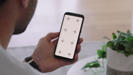 hombre usando un teléfono inteligente viendo entretenimiento de pantalla verde disfrutando de la comunicación móvil pantalla de tecla croma en orientación vertical