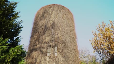 파란 하늘을 배경으로 된 벽돌 물탑. 잠금에 목조 문이 있는 오래된 둥근 탑.