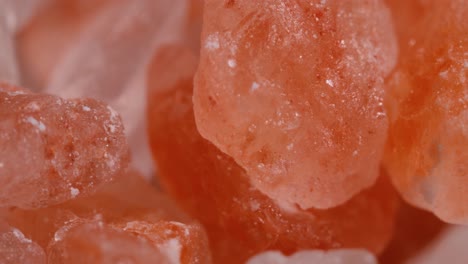 Himalaya-Rosa-Salz-Super-Makro-Aus-Nächster-Nähe.-Rosa-Himalaya-Salz-Ist-Vor-Allem-Aus-Marketingkosten-Bis-Zu-Zwanzigmal-Teurer-Als-Tafel--Oder-Meersalz.