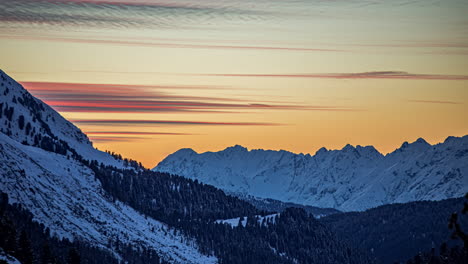 Zeitrafferaufnahme-Der-Wunderschönen-Landschaft-Hoher-Bergketten-An-Einem-Hellen,-Sonnigen-Tag-Mit-Mildem-Klima,-Der-Sich-Mit-Ziehenden-Wolken-ändert