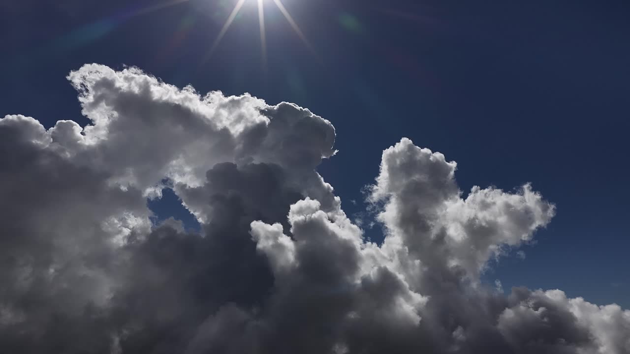 Voe de dentro das nuvens. Revelação do céu de dentro das nuvens. Acima das nuvens