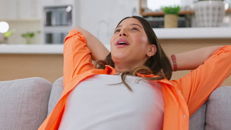 mujer, respira y las manos detrás de la cabeza en el sofá