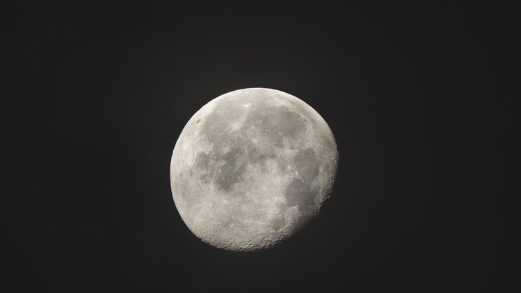 noite escura lua cheia subindo com nuvens à noite