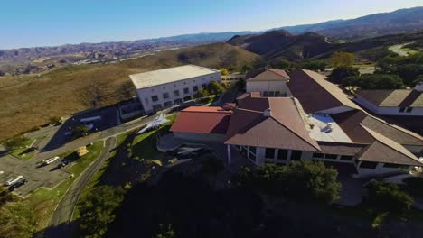 toma de drone de la biblioteca presidencial ronald reagan ubicada en mil robles california