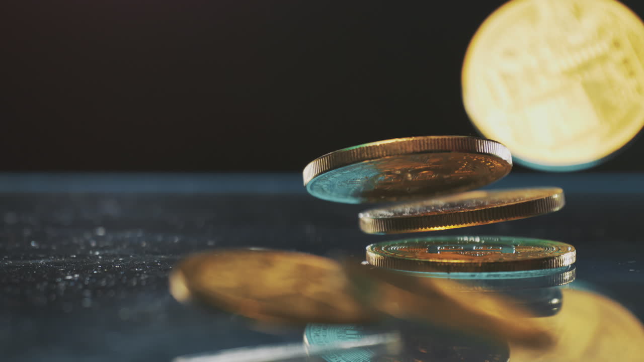 monedas de bitcoin flotantes y apiladas