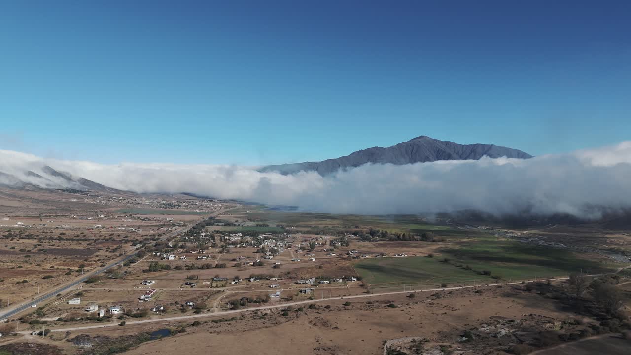 воздушный вид города между долиной и горами в городе тафи-дель-вальле в тукумане, аргентина