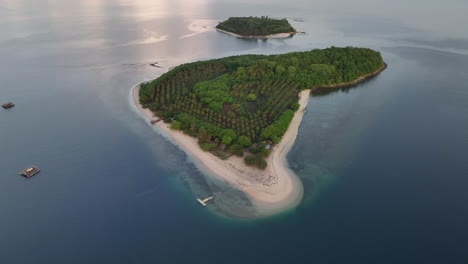 amanecer sobre la isla secreta de gili frente a la costa de lombok en indonesia