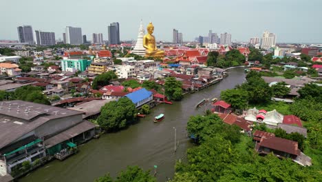 Estatua-Gigante-De-Buda-Dorado-En-Wat-Paknam-Phasi-Charoen-En-Bangkok,-Tailandia