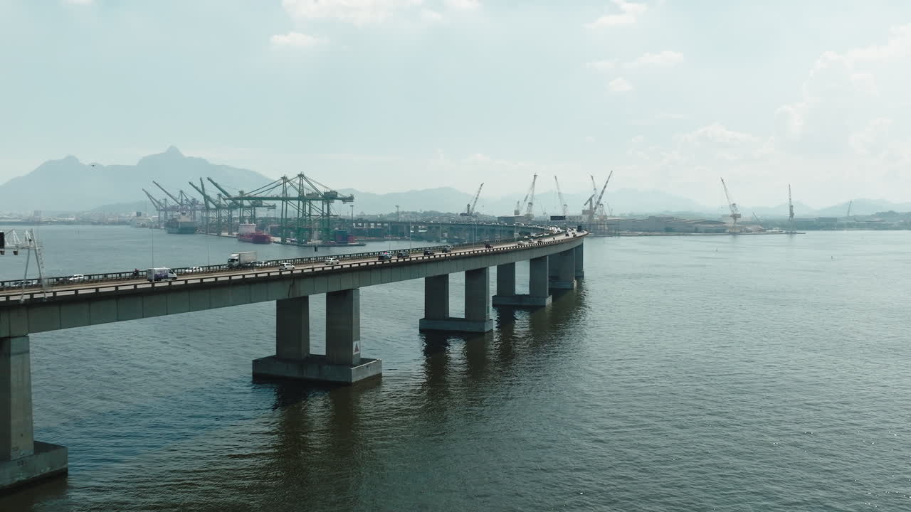 바다를 가로지르는 리오-니테로이 다리에 있는 과나바라 만을 가로지르는 차량