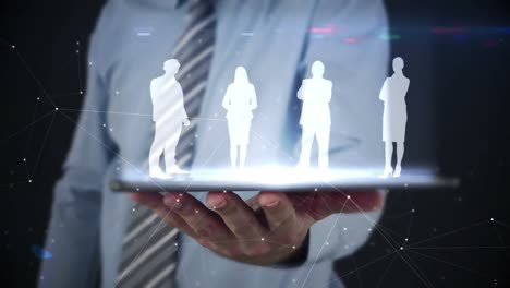 hombre de negocios usando una tableta para ver un holograma