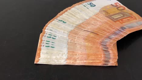 La-Pila-De-Billetes-De-50-€-En-La-Mesa-Se-Abre-En-Abanico