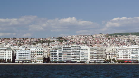 Blick-Auf-Eine-Stadt-Am-Meer-Vom-Fahrenden-Schiff-Aus