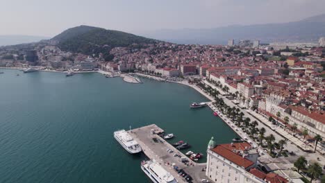 Panoramic-aerial-view-over-Split-Riva-promenade-on-Dalmatia-coastline,-Croatia