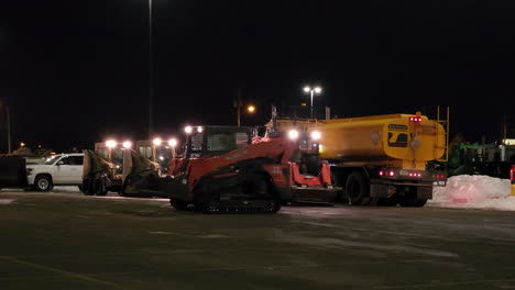 camiones arando que van a limpiar las carreteras de la ciudad de buffalo, nueva york, después de una tormenta de nieve mortal