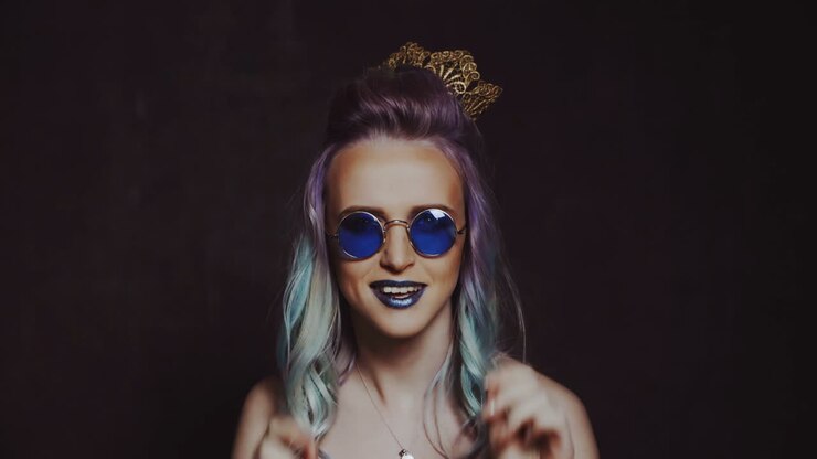 Bella ragazza con capelli colorati. Capelli colorati. Ritratto di donna sorridente con capelli colorati. Sfumatura.