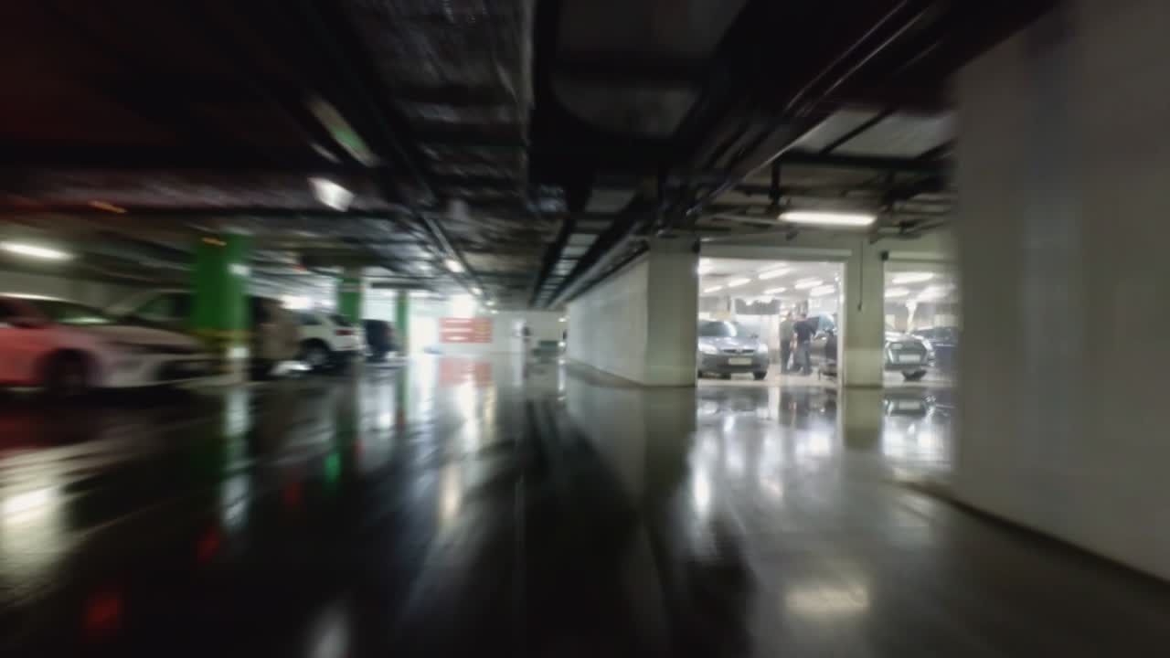 쇼핑몰의 지하 주차장을 걸어다니며, 타임스