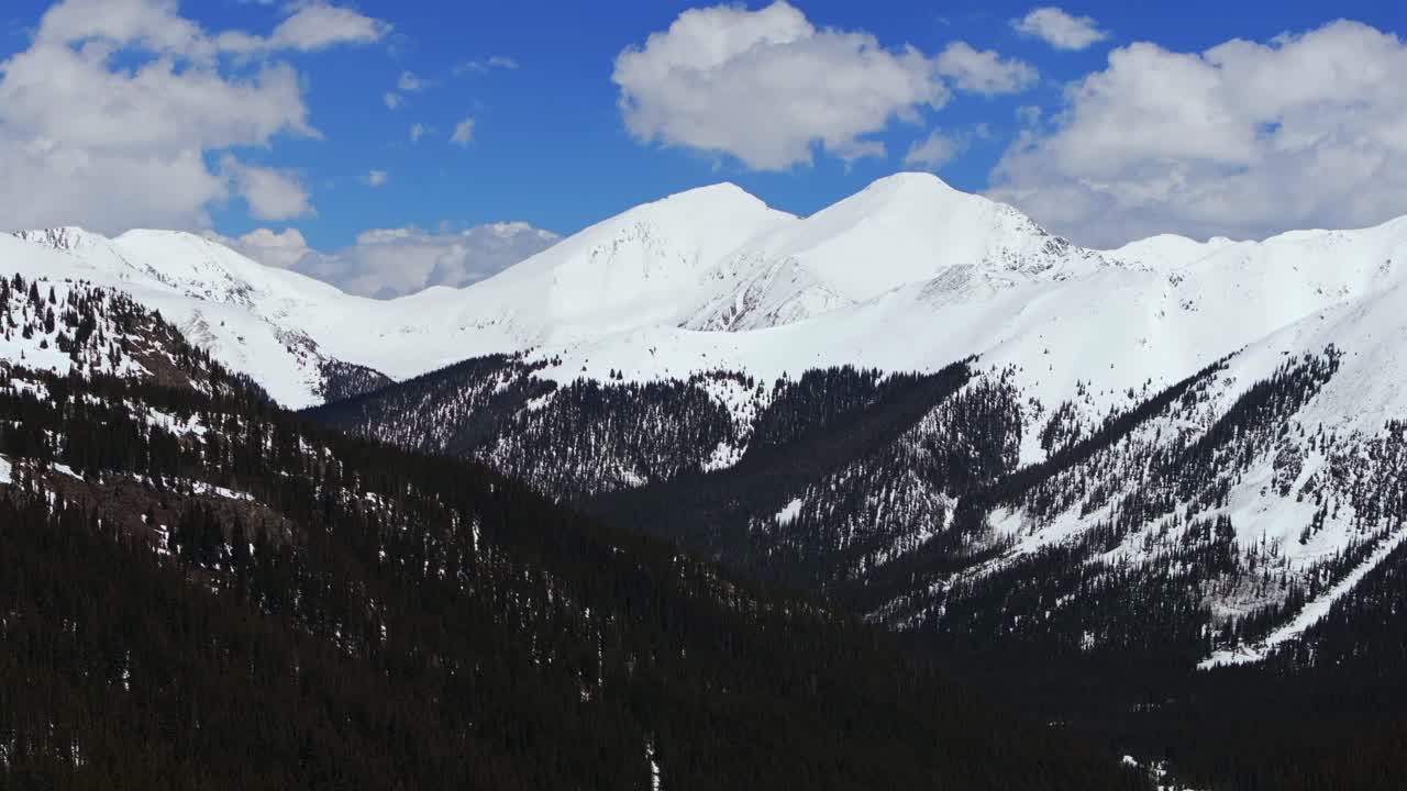 Cime Grays e Torreys coperte di neve invernale, cieli blu soleggiati, Montezuma Deer Creek, drone aereo Colorado, parallasse, primavera, Montagne Rocciose, Foresta Nazionale White River, nuvole che si muovono in cerchio a sinistra
