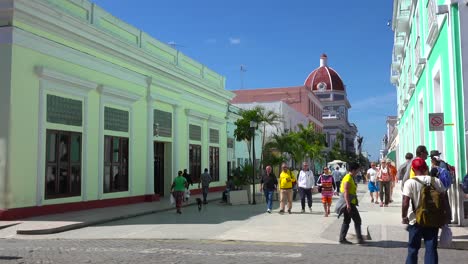 multitudes de cubanos caminan por las calles de cienfuegos cuba en un día soleado 1