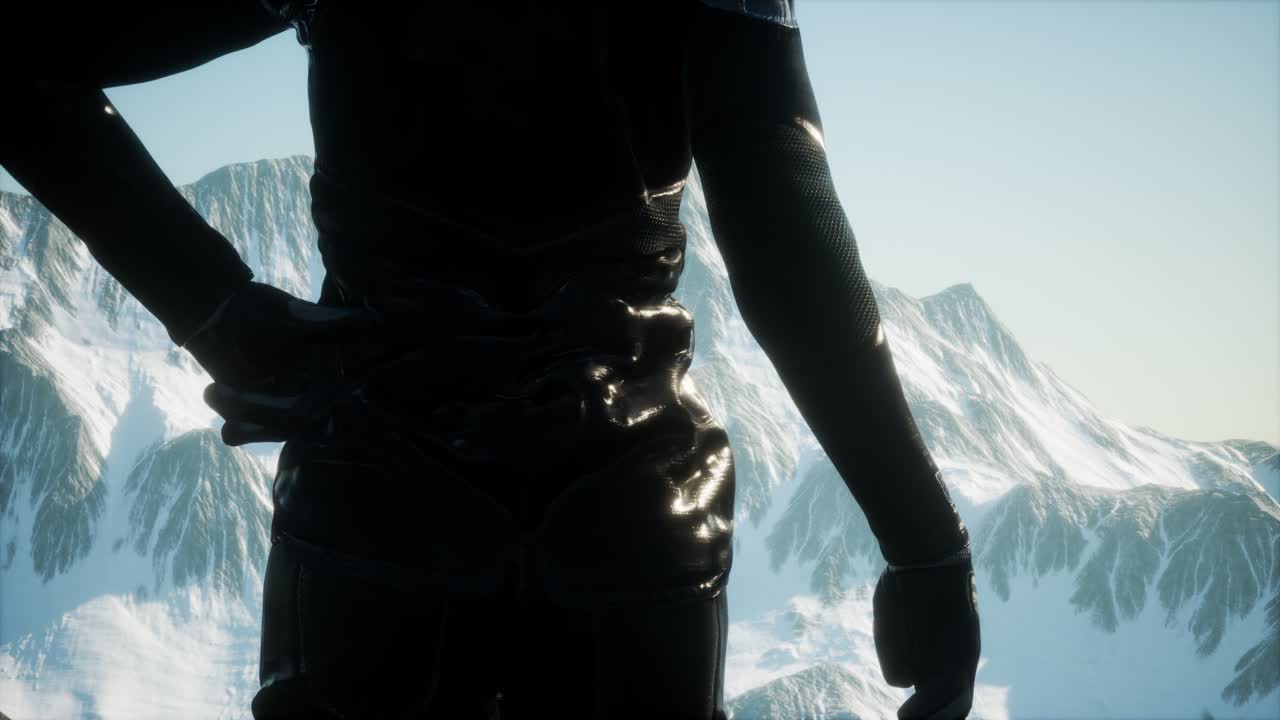 산에서 따뜻한 옷을 입은 눈에 서 있는 여자