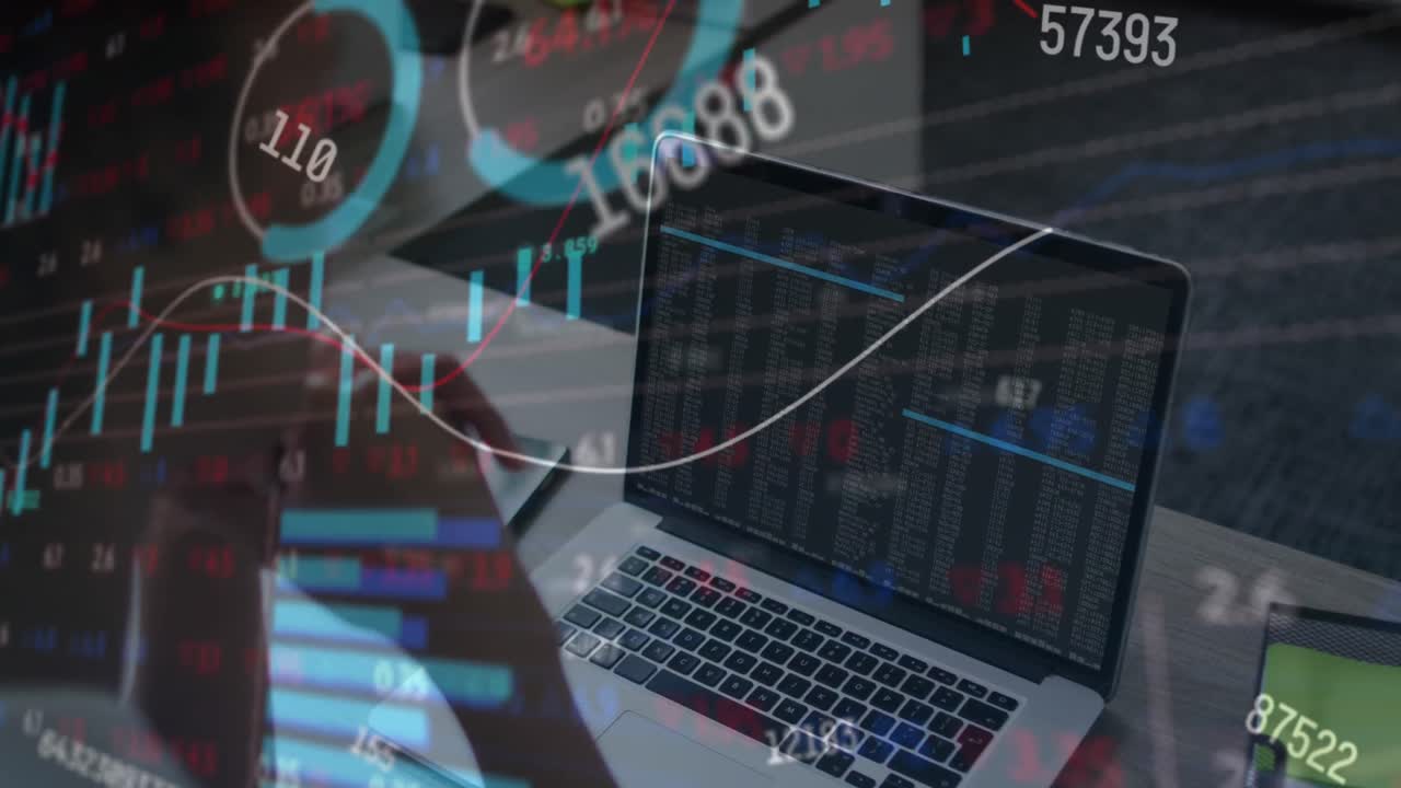 animazione dell'elaborazione dei dati finanziari sulla vista posteriore di una donna caucasica che usa un portatile in ufficio.