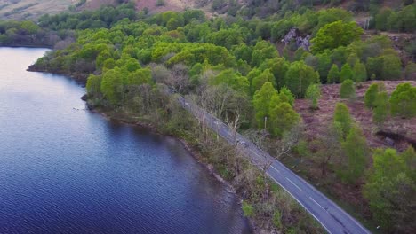 El-Coche-Viaja-A-Lo-Largo-De-La-Carretera-Costera-De-Las-Orillas-Del-Lago-Highlands,-Escocia