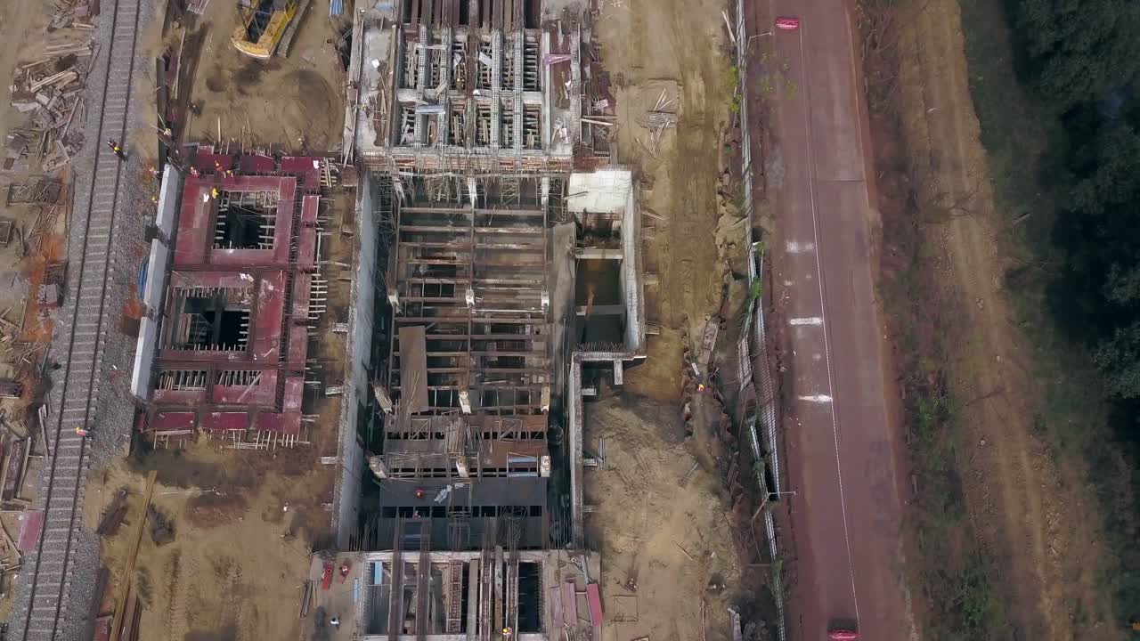 escena de personas trabajando en un sitio de construcción en el puerto de paradeep en odisha, india